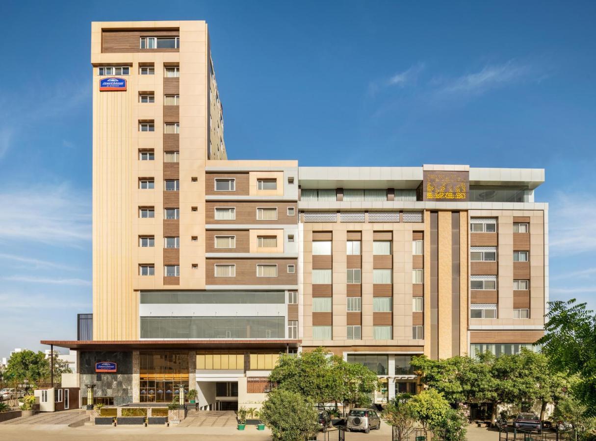 Howard Johnson By Wyndham Udaipur Roop Nagar Exterior photo